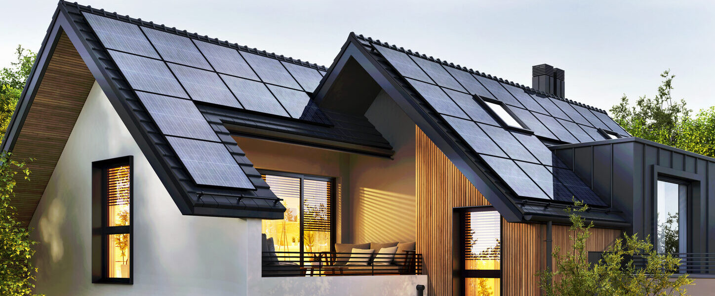 Energieeffizientes Einfamilienhaus mit Solardach – Symbolbild für staatliche Fördermittel und Zuschüsse beim Bauen und Sanieren 2026 mit Aktivbau