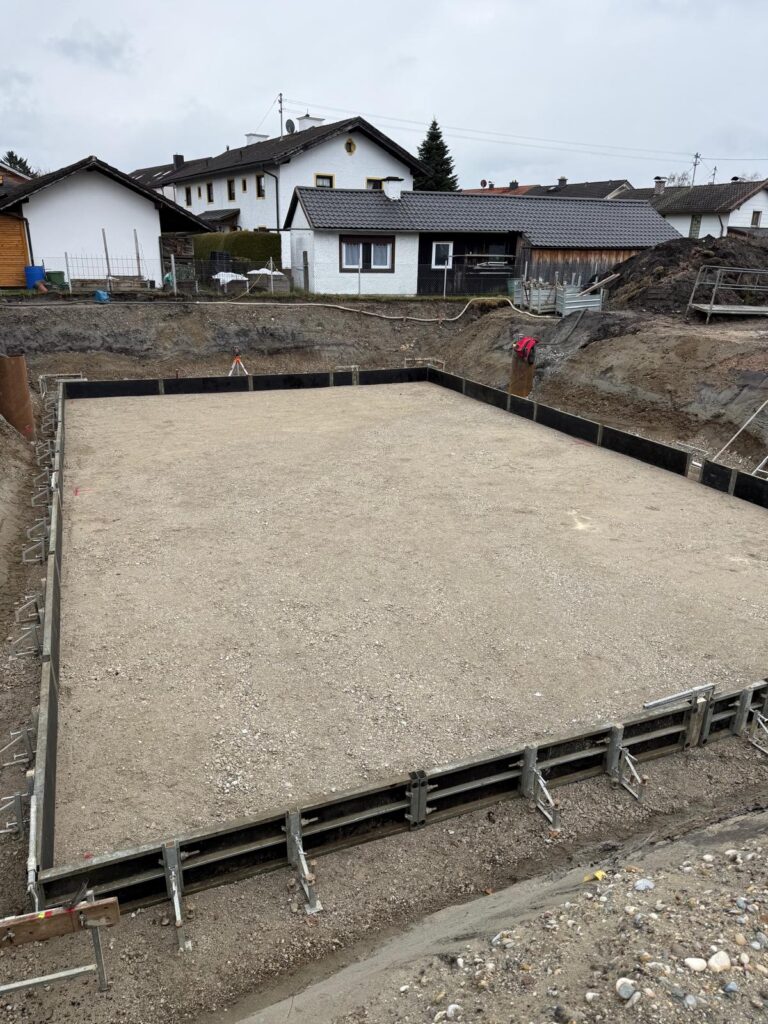 Spatenstich in Raubling: Doppelhaus mit klarer Planung entsteht