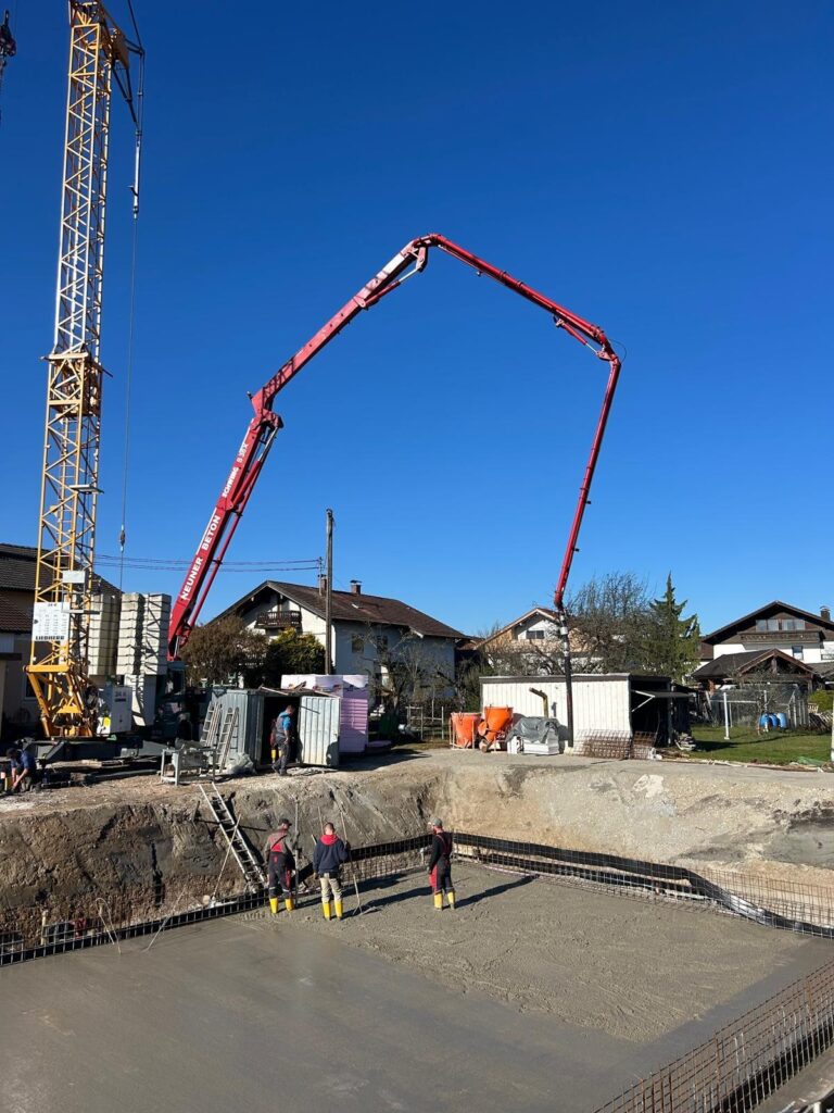Spatenstich in Raubling: Doppelhaus mit klarer Planung entsteht