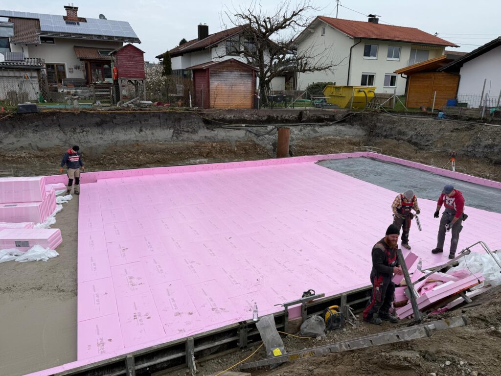 Spatenstich in Raubling: Doppelhaus mit klarer Planung entsteht