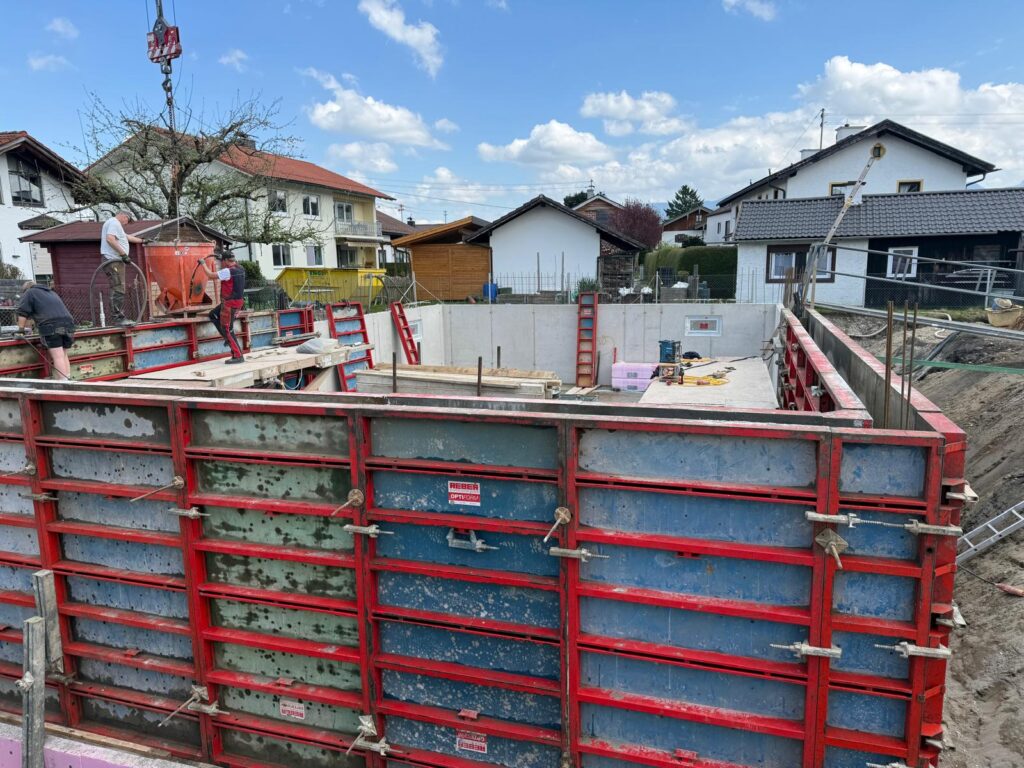 Spatenstich in Raubling: Doppelhaus mit klarer Planung entsteht