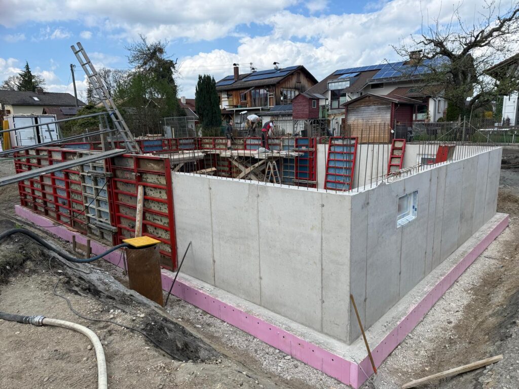 Spatenstich in Raubling: Doppelhaus mit klarer Planung entsteht