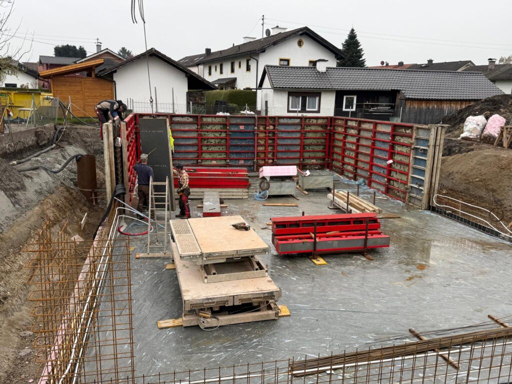 Spatenstich in Raubling: Doppelhaus mit klarer Planung entsteht